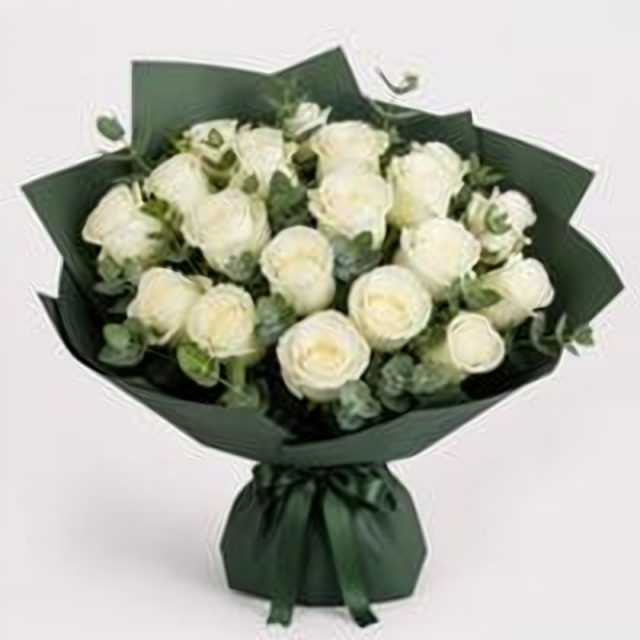 White Serenity · 18 Roses
